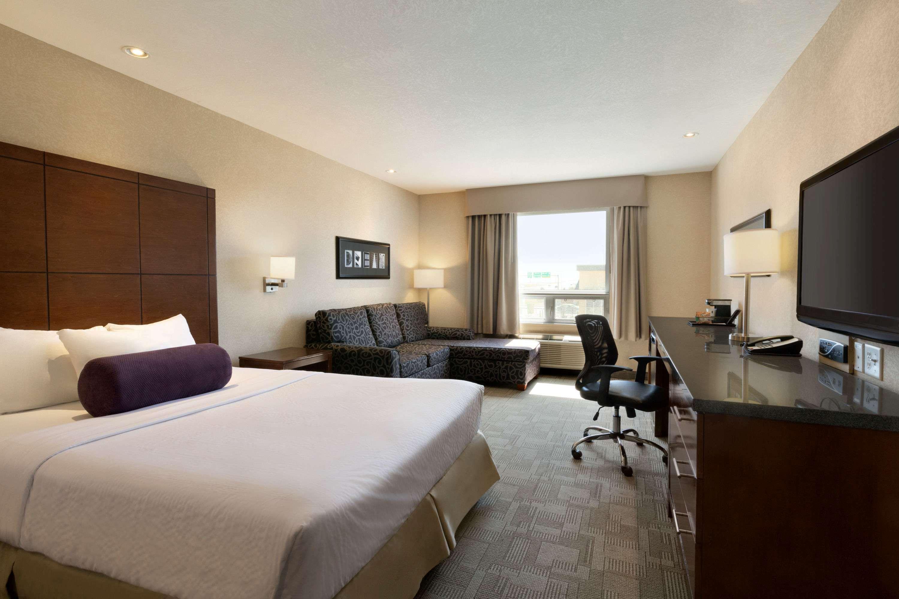 Days Inn By Wyndham Regina Airport West Экстерьер фото