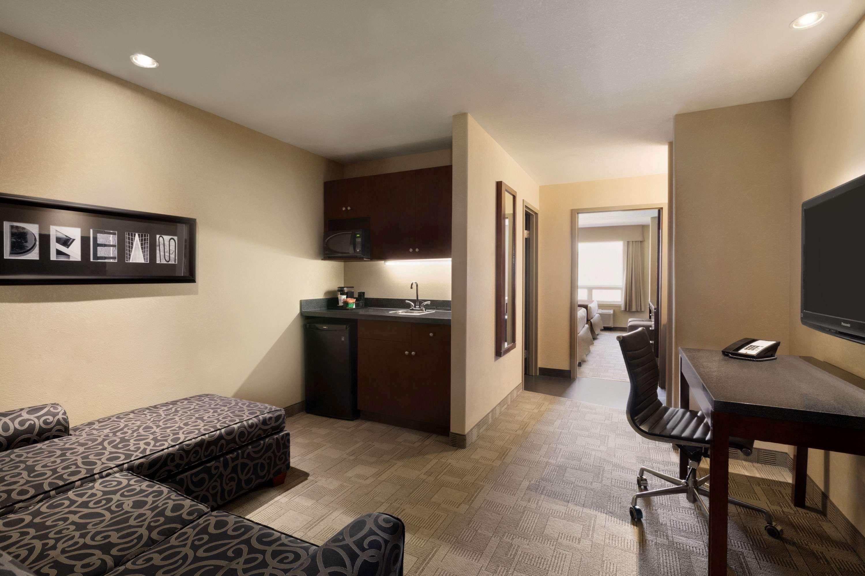 Days Inn By Wyndham Regina Airport West Экстерьер фото