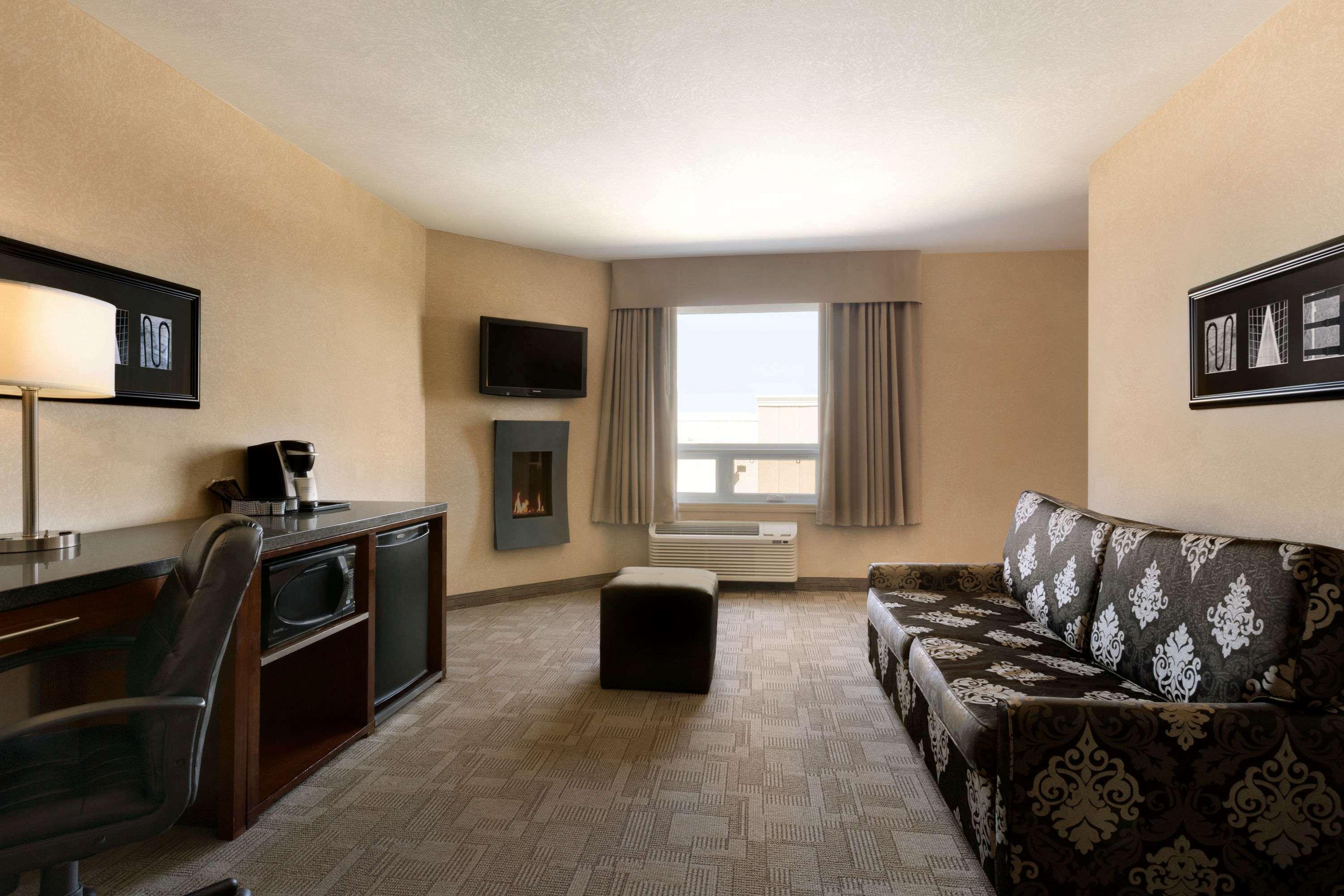 Days Inn By Wyndham Regina Airport West Экстерьер фото