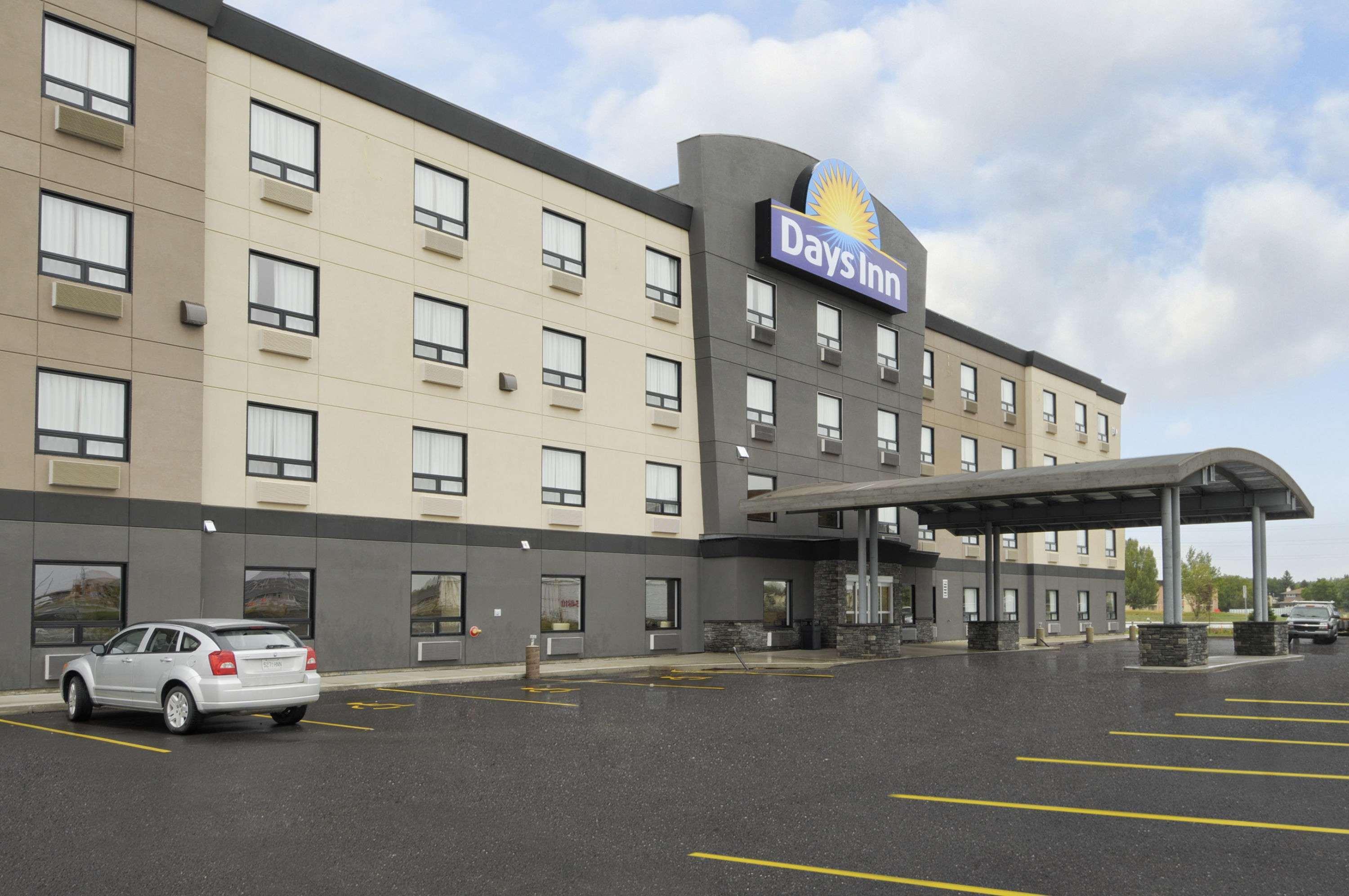 Days Inn By Wyndham Regina Airport West Экстерьер фото