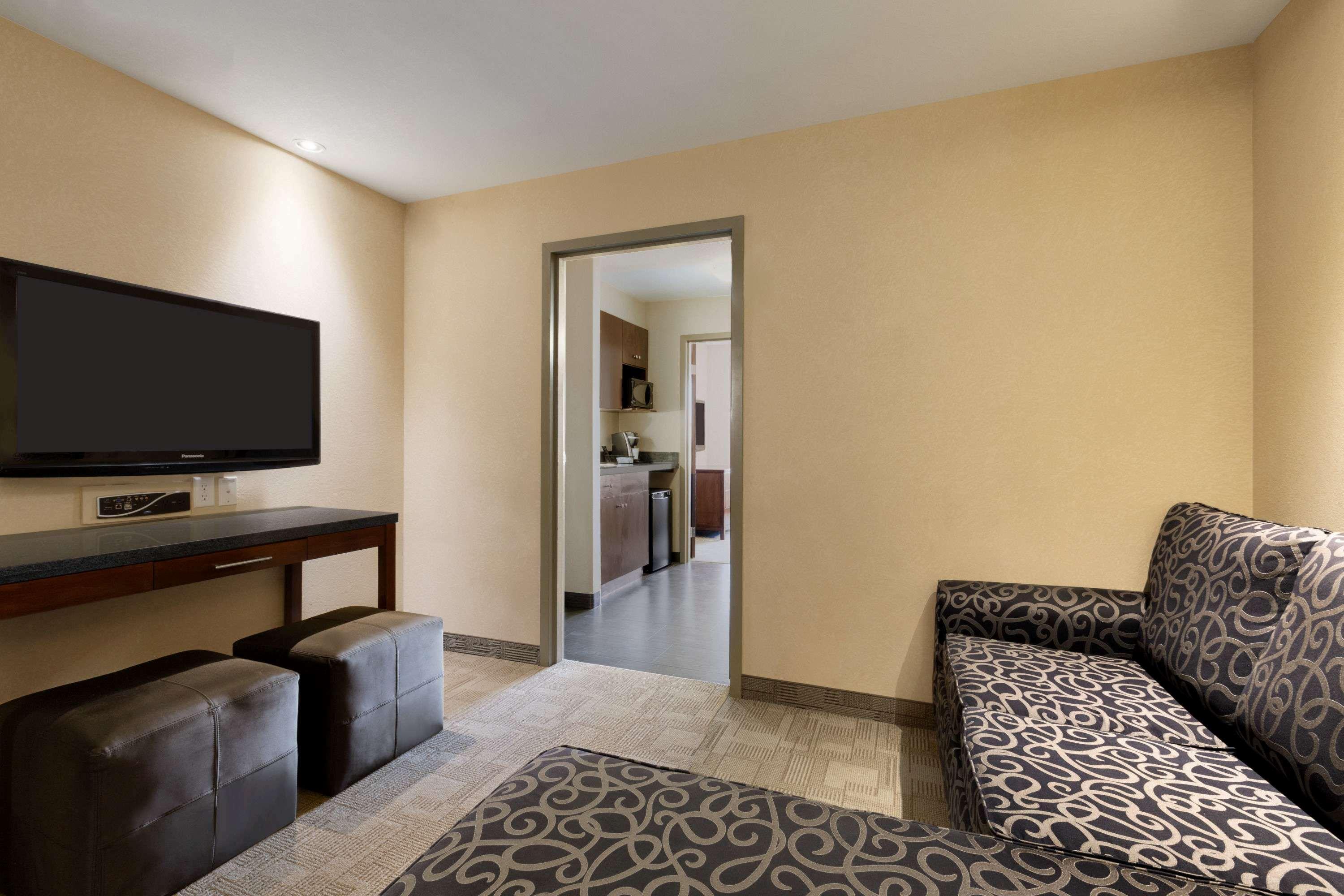 Days Inn By Wyndham Regina Airport West Экстерьер фото