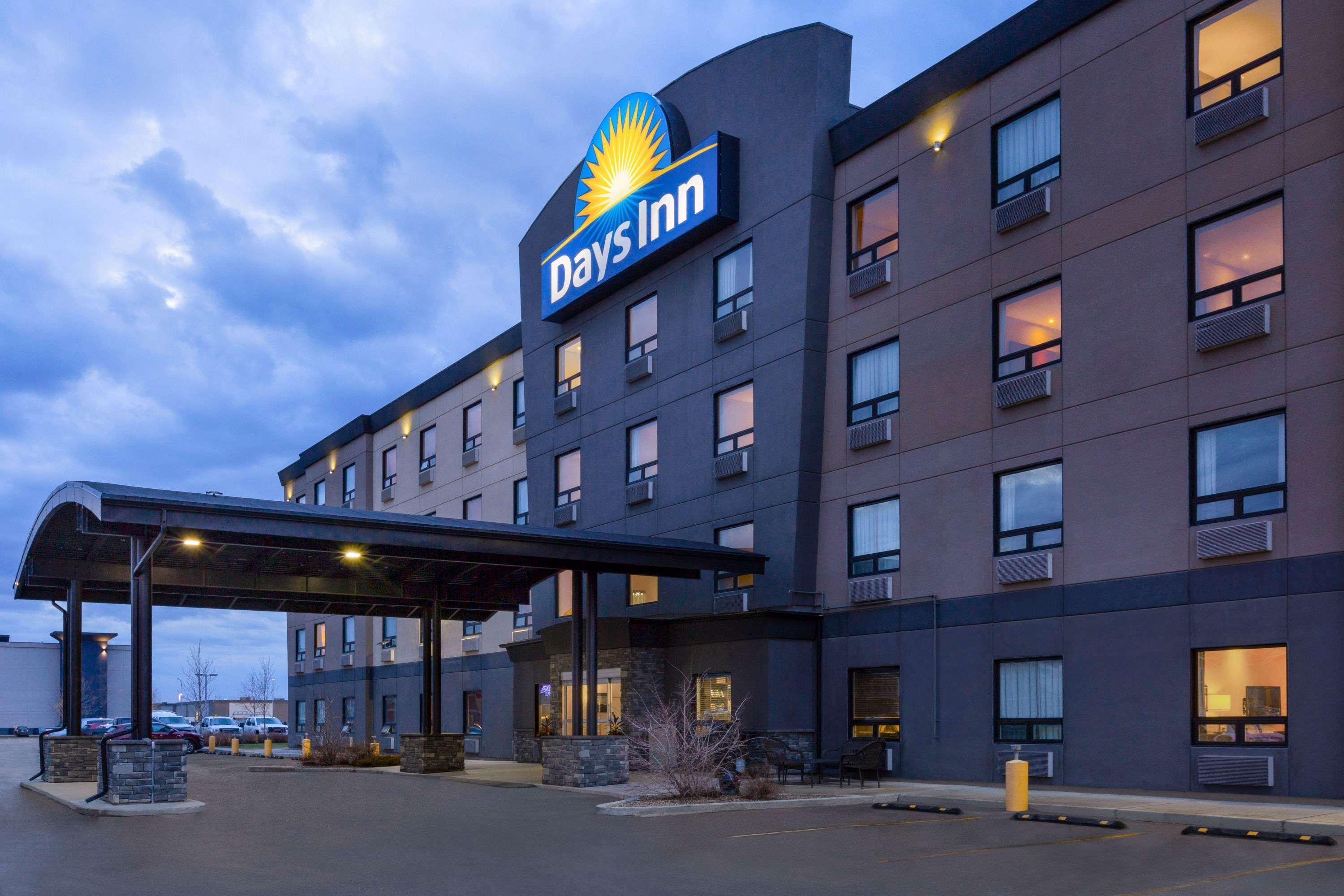 Days Inn By Wyndham Regina Airport West Экстерьер фото