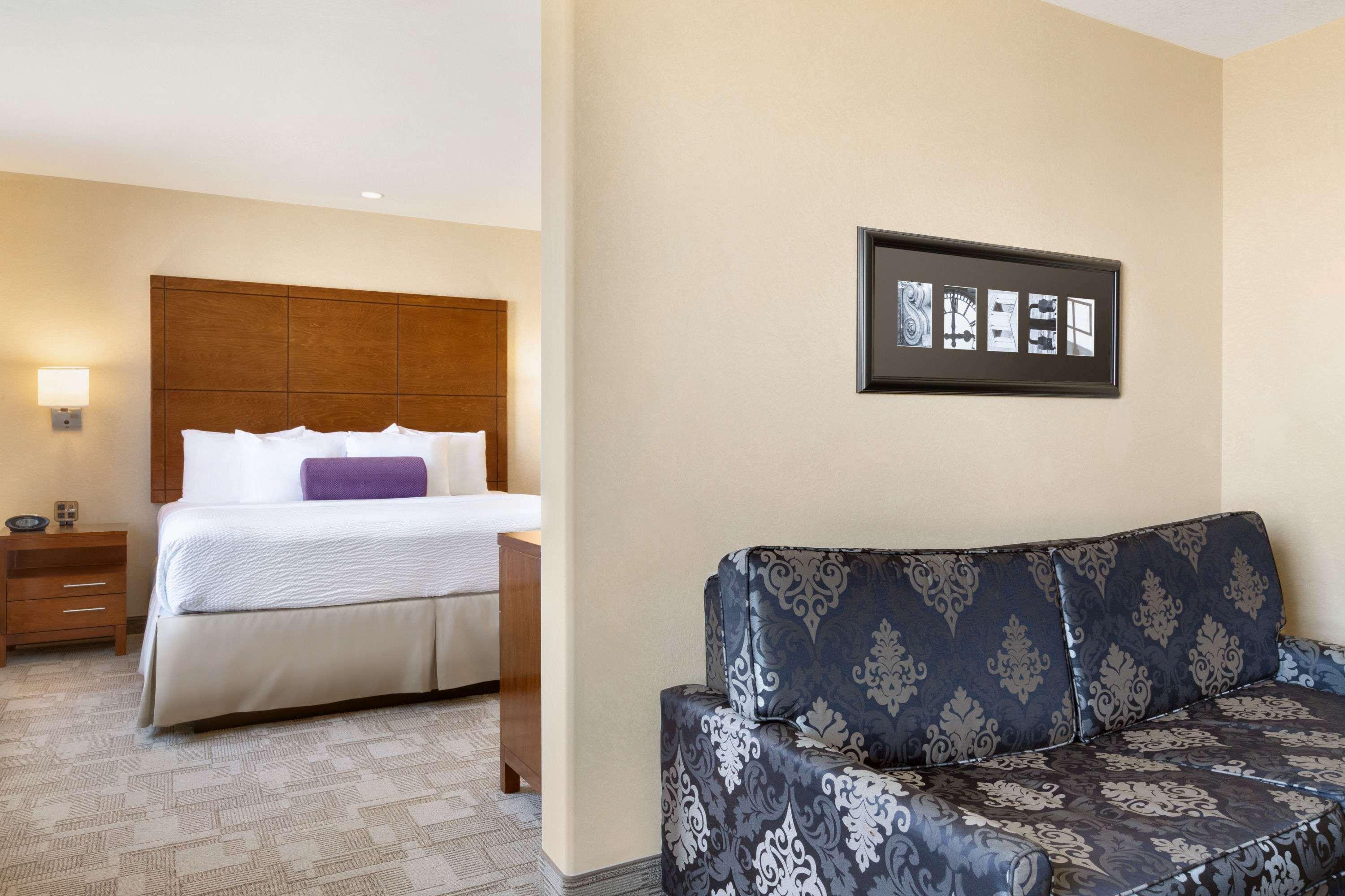 Days Inn By Wyndham Regina Airport West Экстерьер фото