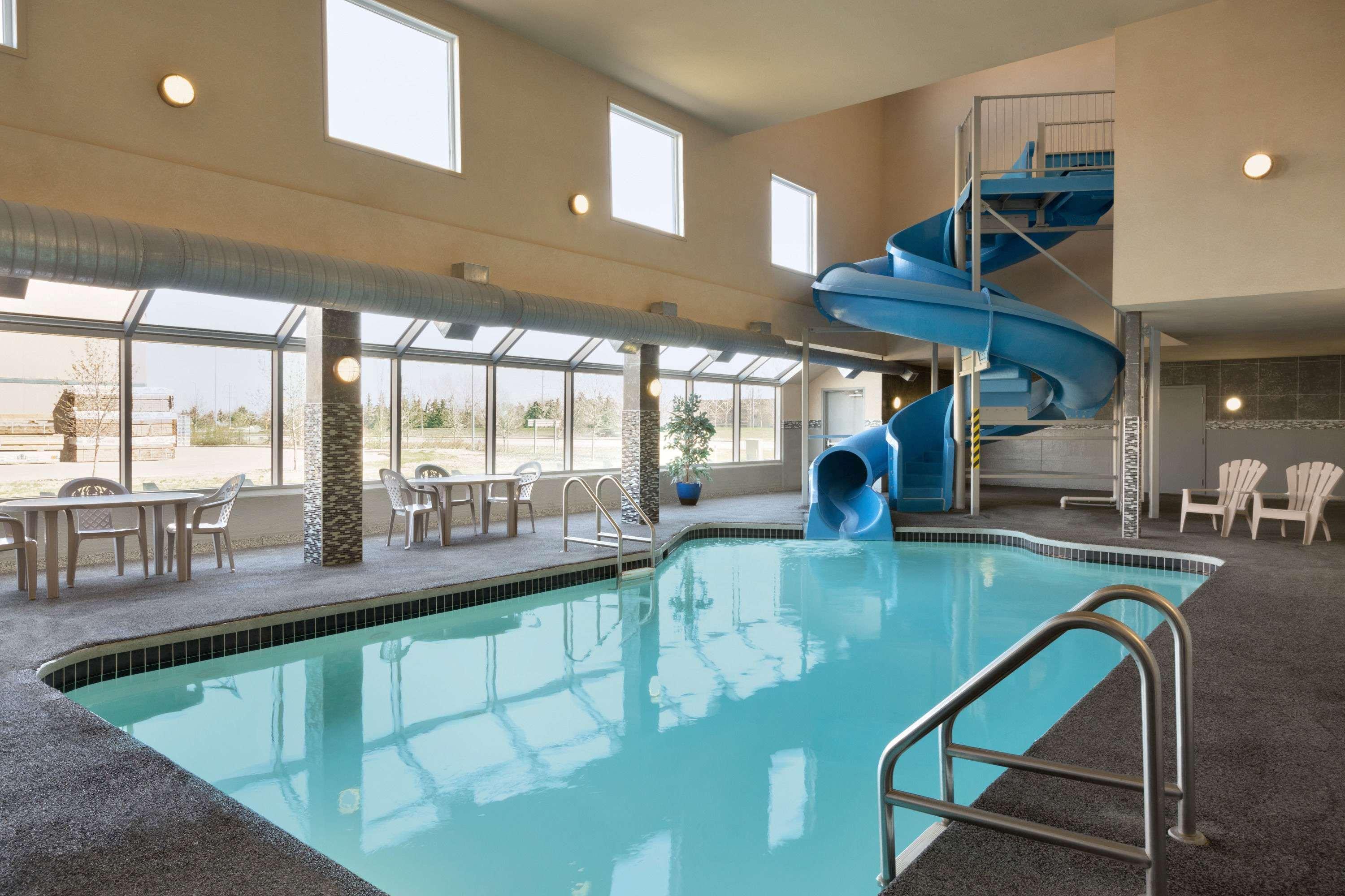 Days Inn By Wyndham Regina Airport West Экстерьер фото