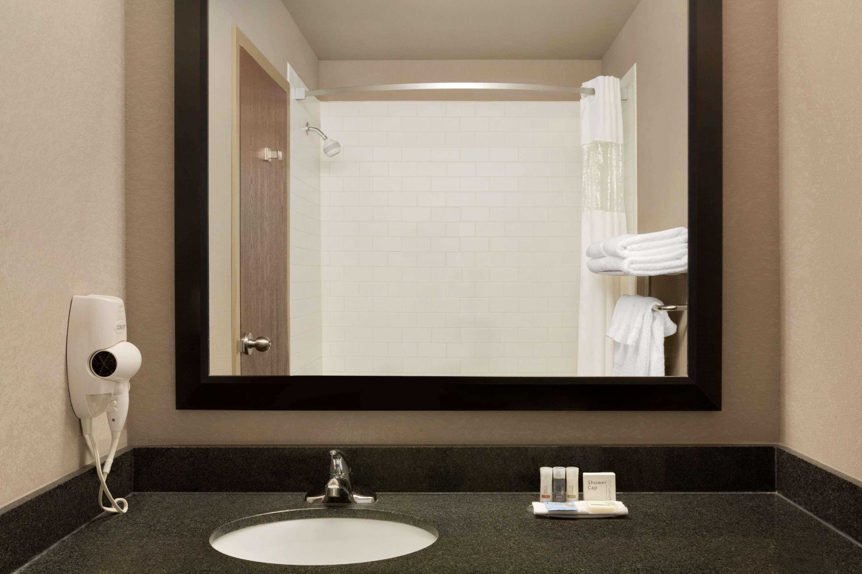 Days Inn By Wyndham Regina Airport West Экстерьер фото