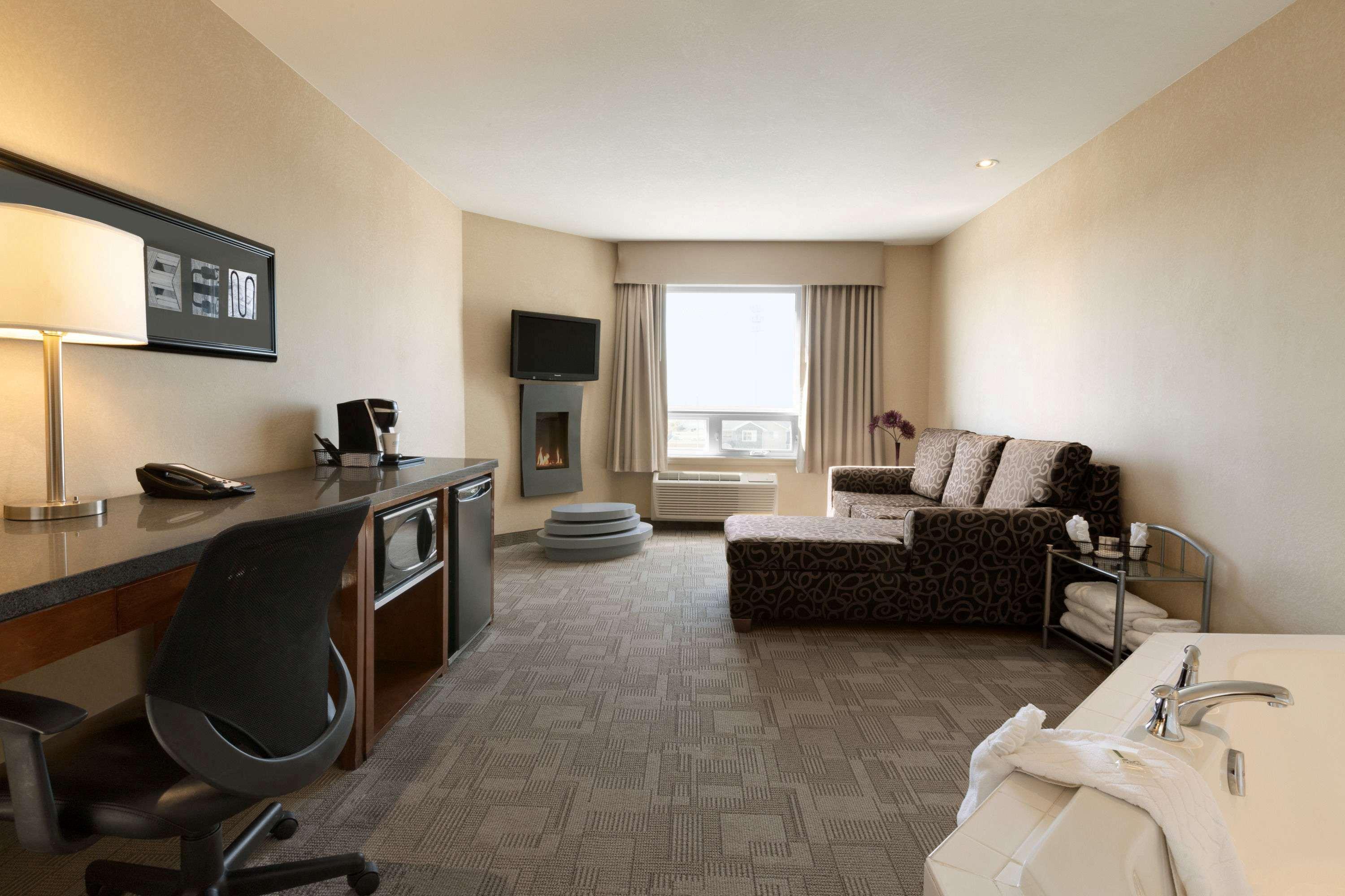 Days Inn By Wyndham Regina Airport West Экстерьер фото