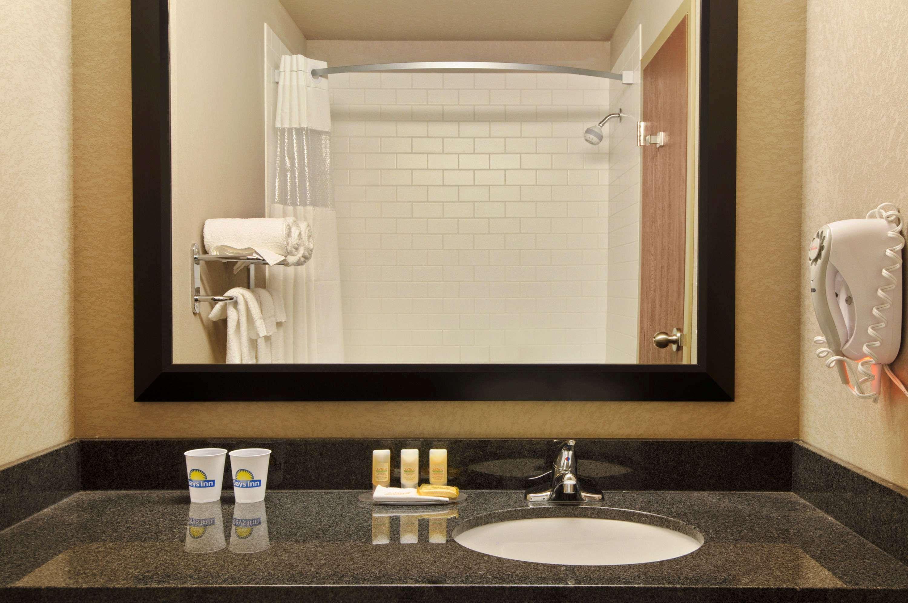 Days Inn By Wyndham Regina Airport West Экстерьер фото