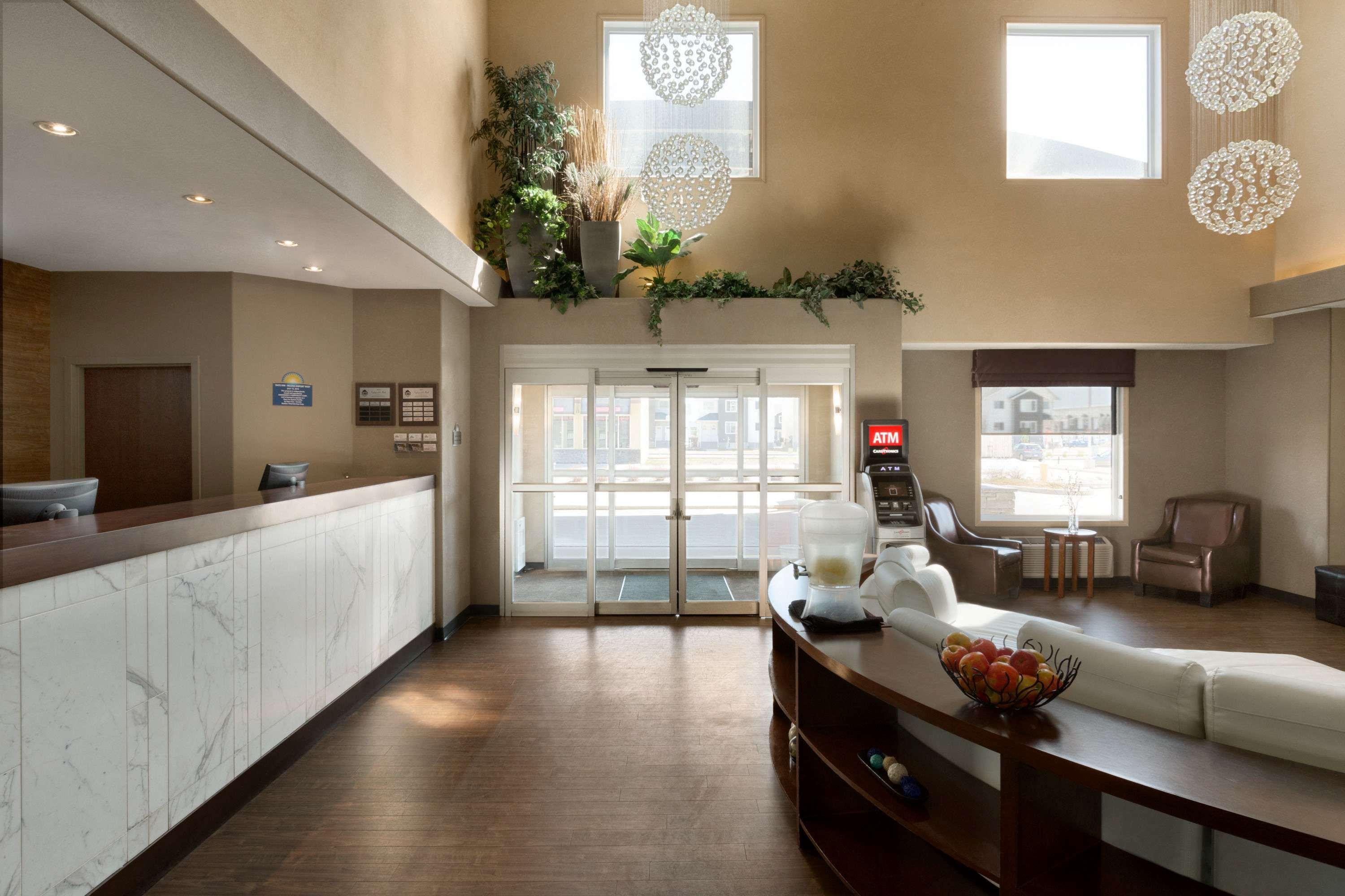 Days Inn By Wyndham Regina Airport West Экстерьер фото