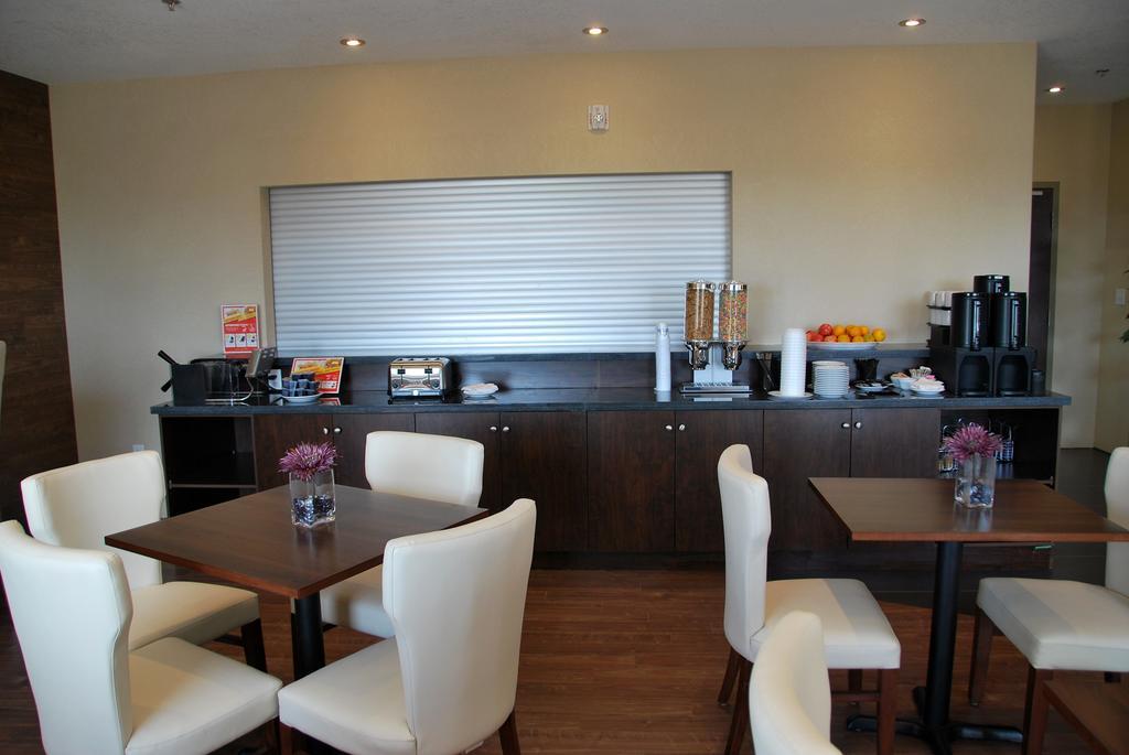 Days Inn By Wyndham Regina Airport West Экстерьер фото